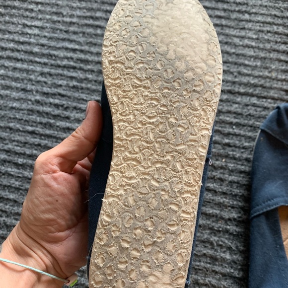 Size 7.5 excellent condition, navy Tom’s shoe - Picture 4 of 4